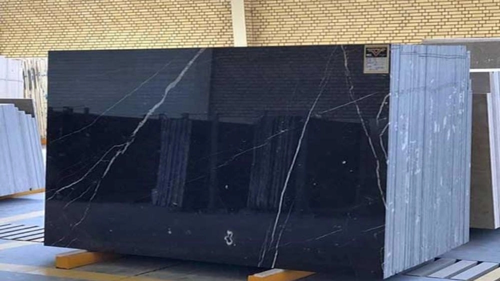 Production of black granite slabs in Tehran