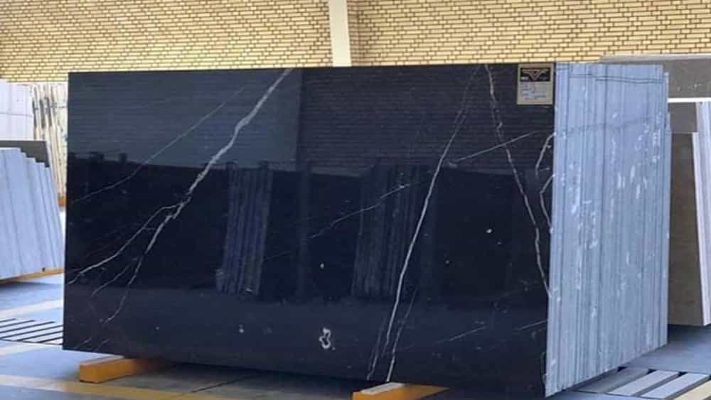 Production of black granite slabs in Tehran